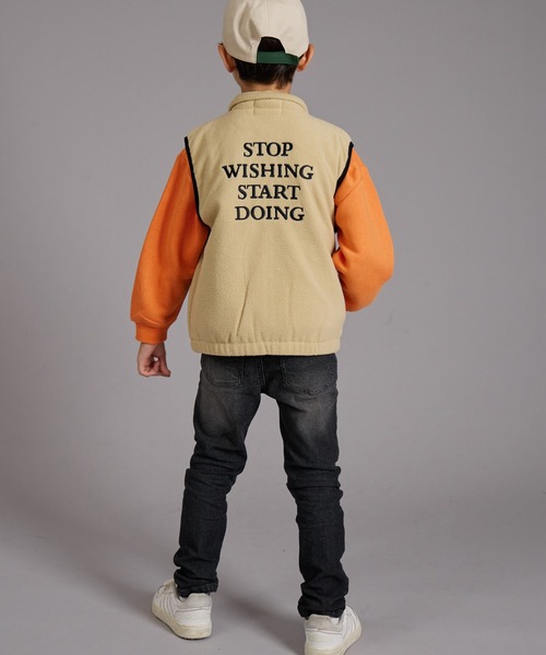 PAIRMANON STREET（ペアマノンストリート）の「【PAIRMANON STREET】バック刺繍 マイクロフリース ベスト（ベスト・キッズ・ブラック/カーキ/グレイッシュベージュ・160/100/140/120/130/150/90/110）」の14枚目の写真