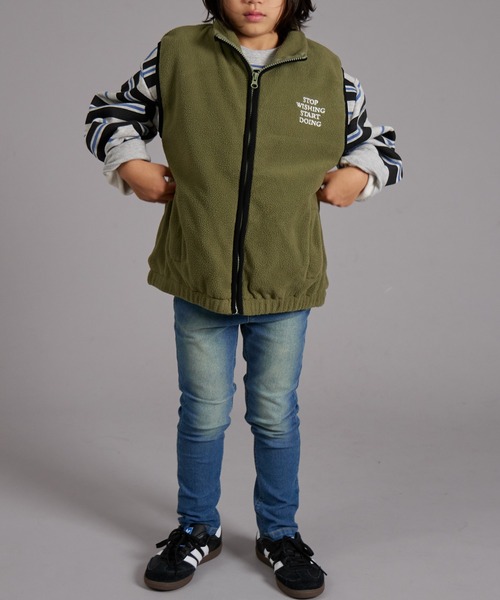 PAIRMANON STREET（ペアマノンストリート）の「【PAIRMANON STREET】バック刺繍 マイクロフリース ベスト（ベスト・キッズ・ブラック/カーキ/グレイッシュベージュ・160/100/140/120/130/150/90/110）」の17枚目の写真