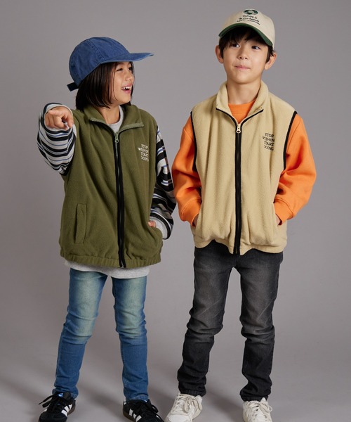 PAIRMANON STREET（ペアマノンストリート）の「【PAIRMANON STREET】バック刺繍 マイクロフリース ベスト（ベスト・キッズ・ブラック/カーキ/グレイッシュベージュ・160/100/140/120/130/150/90/110）」の21枚目の写真