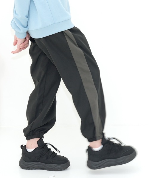 Bee des Bee（ビーデスビー）の「ライン パラシュートパンツ（その他パンツ・キッズ・ピンク/ブラック/ブラック系その他/チャコールグレー・150cm/140cm/130cm/120cm/110cm/100cm/160cm）」の2枚目の写真