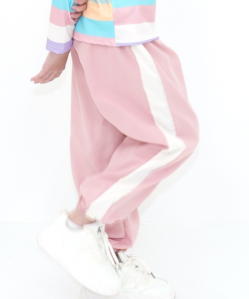 Bee des Bee（ビーデスビー）の「ライン パラシュートパンツ（その他パンツ・キッズ・ピンク/ブラック/ブラック系その他/チャコールグレー・150cm/140cm/130cm/120cm/110cm/100cm/160cm）」の4枚目の写真