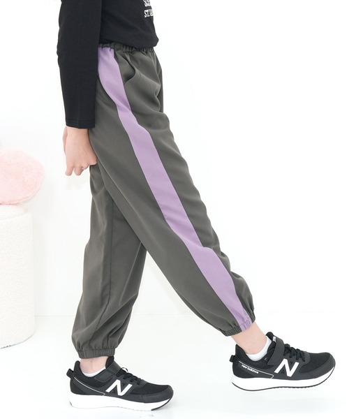 Bee des Bee（ビーデスビー）の「ライン パラシュートパンツ（その他パンツ・キッズ・ピンク/ブラック/ブラック系その他/チャコールグレー・150cm/140cm/130cm/120cm/110cm/100cm/160cm）」の3枚目の写真