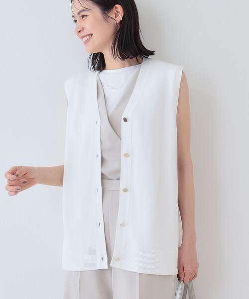 INDIVI(インディヴィ)の「【コットンペーパー素材】ニットジレカーディガン(ベスト・レディース・ブラック/ホワイト・13/38/05/15 )」の1枚目の写真