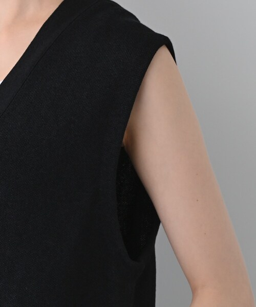 INDIVI(インディヴィ)の「【コットンペーパー素材】ニットジレカーディガン(ベスト・レディース・ブラック/ホワイト・13/38/05/15 )」の9枚目の写真