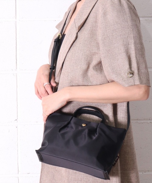 Legato Largo（レガートラルゴ）の「(LF)【Legato Largo】2ポケット 肩楽(かたらく) ナイロン ミニ ショルダーバッグ（ショルダーバッグ・レディース・ブラック/グレー/ライトブラウン/ネイビー・ONE SIZE）」の2枚目の写真