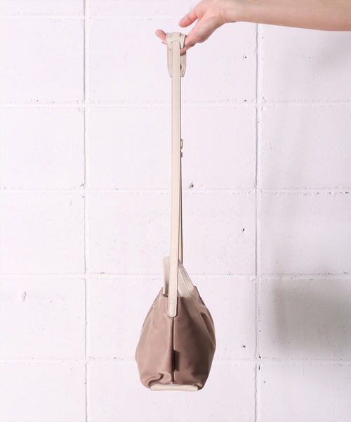 Legato Largo（レガートラルゴ）の「(LF)【Legato Largo】2ポケット 肩楽(かたらく) ナイロン ミニ ショルダーバッグ（ショルダーバッグ・レディース・ブラック/グレー/ライトブラウン/ネイビー・ONE SIZE）」の11枚目の写真