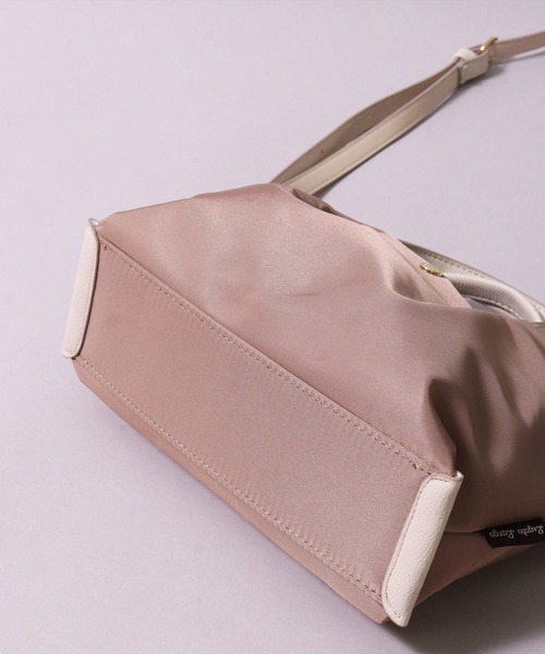 Legato Largo（レガートラルゴ）の「(LF)【Legato Largo】2ポケット 肩楽(かたらく) ナイロン ミニ ショルダーバッグ（ショルダーバッグ・レディース・ブラック/グレー/ライトブラウン/ネイビー・ONE SIZE）」の15枚目の写真