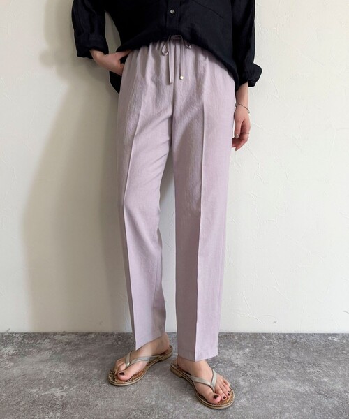 fredy emue（フレディエミュ）の「リネン混バイオツイルテーパードパンツ（その他パンツ・レディース・ネイビー/ベージュ/ラベンダー/ブラック・36/38）」の4枚目の写真