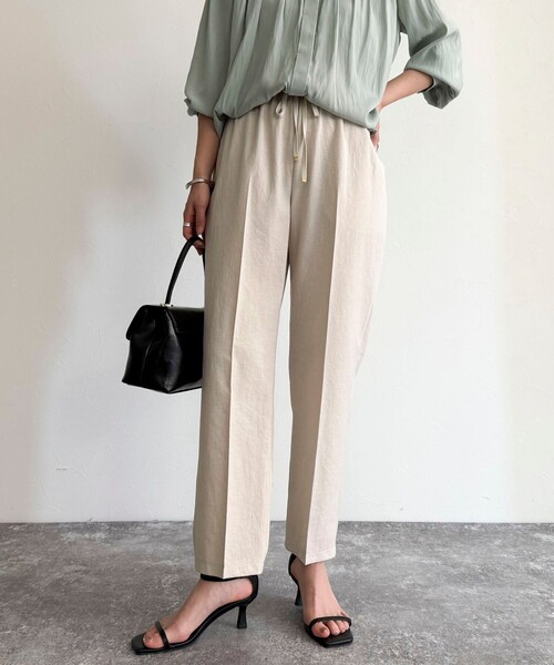fredy emue（フレディエミュ）の「リネン混バイオツイルテーパードパンツ（その他パンツ・レディース・ネイビー/ベージュ/ラベンダー/ブラック・36/38）」の3枚目の写真