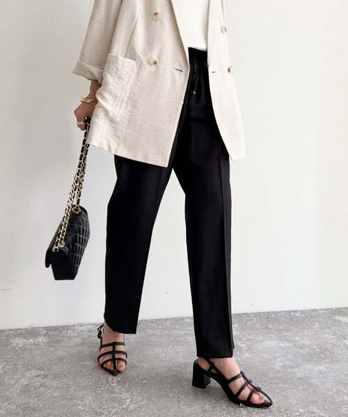 fredy emue（フレディエミュ）の「リネン混バイオツイルテーパードパンツ（その他パンツ・レディース・ネイビー/ベージュ/ラベンダー/ブラック・36/38）」の2枚目の写真