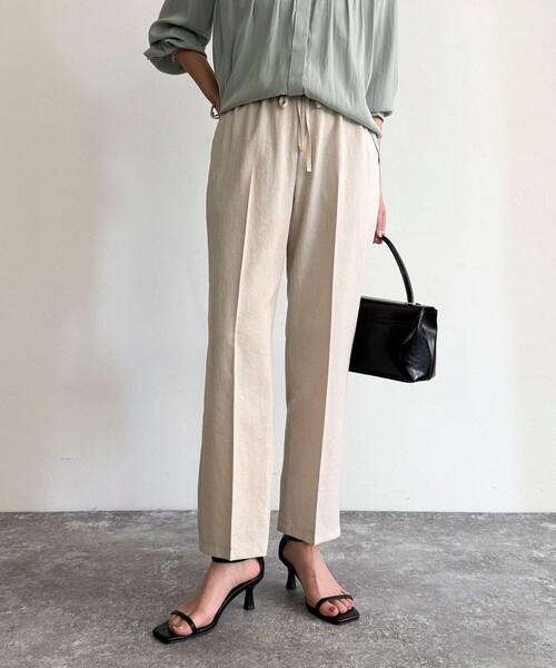 fredy emue（フレディエミュ）の「リネン混バイオツイルテーパードパンツ（その他パンツ・レディース・ネイビー/ベージュ/ラベンダー/ブラック・36/38）」の5枚目の写真