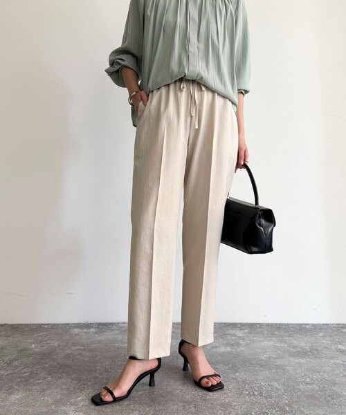 fredy emue（フレディエミュ）の「リネン混バイオツイルテーパードパンツ（その他パンツ・レディース・ネイビー/ベージュ/ラベンダー/ブラック・36/38）」の7枚目の写真