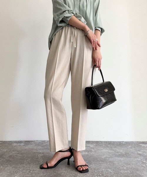 fredy emue（フレディエミュ）の「リネン混バイオツイルテーパードパンツ（その他パンツ・レディース・ネイビー/ベージュ/ラベンダー/ブラック・36/38）」の8枚目の写真