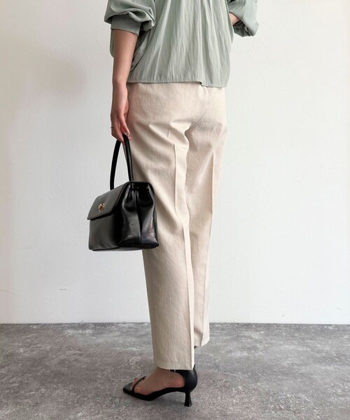 fredy emue（フレディエミュ）の「リネン混バイオツイルテーパードパンツ（その他パンツ・レディース・ネイビー/ベージュ/ラベンダー/ブラック・36/38）」の12枚目の写真