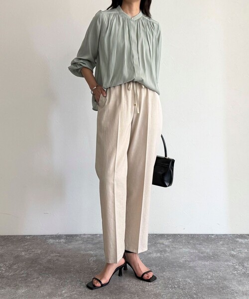 fredy emue（フレディエミュ）の「リネン混バイオツイルテーパードパンツ（その他パンツ・レディース・ネイビー/ベージュ/ラベンダー/ブラック・36/38）」の15枚目の写真