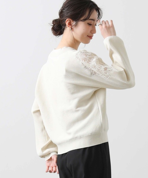 Gready Brilliant(グレディブリリアン)の「肩刺しゅうレースニット(ニット/セーター・レディース・アイボリー/コーラルピンク・38)」の8枚目の写真