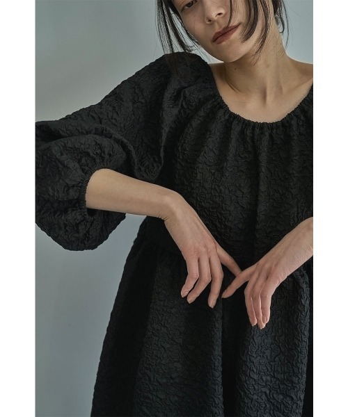 marjour（マージュール）の「RIPPLE TUNIC（シャツ/ブラウス・レディース・ブラック・M）」の2枚目の写真