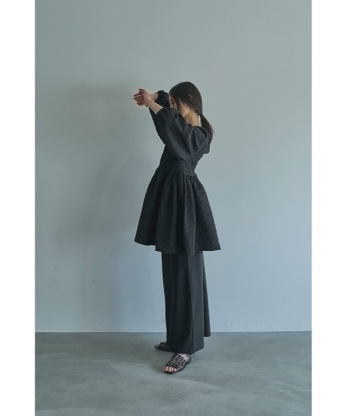 marjour（マージュール）の「RIPPLE TUNIC（シャツ/ブラウス・レディース・ブラック・M）」の6枚目の写真