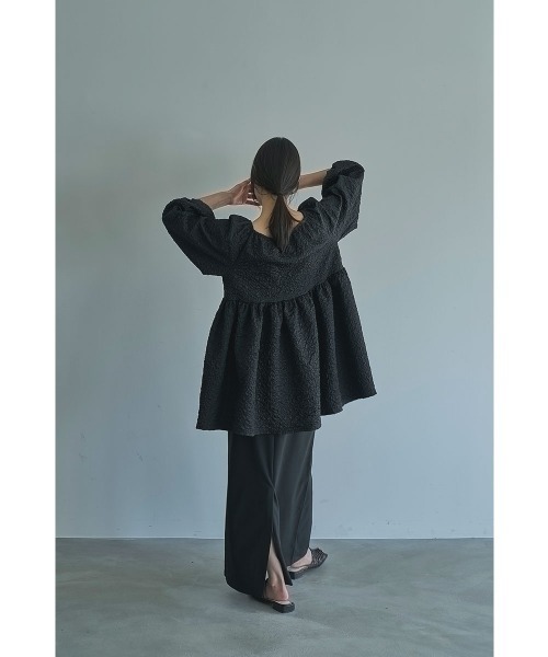 marjour（マージュール）の「RIPPLE TUNIC（シャツ/ブラウス・レディース・ブラック・M）」の7枚目の写真