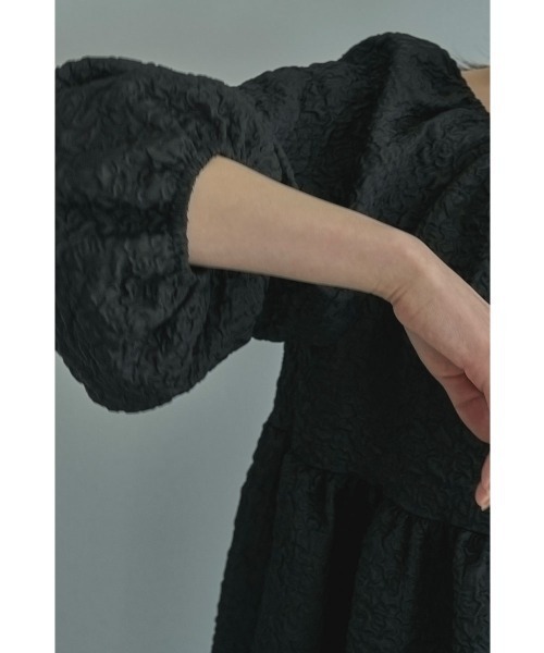 marjour（マージュール）の「RIPPLE TUNIC（シャツ/ブラウス・レディース・ブラック・M）」の8枚目の写真