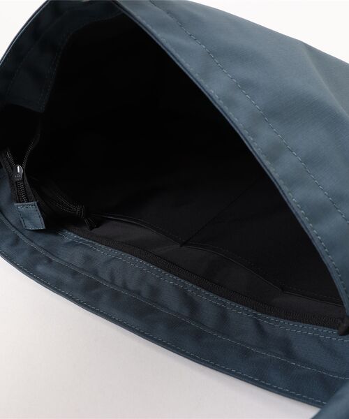 Manhattan Portage（マンハッタンポーテージ）の「RAMBLE ACTION BAG（ショルダーバッグ・メンズ・ブルー/ブラック・MEDIUM）」の4枚目の写真