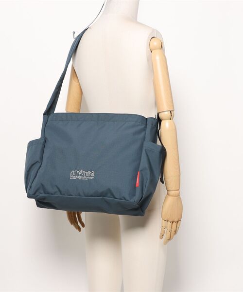 Manhattan Portage（マンハッタンポーテージ）の「RAMBLE ACTION BAG（ショルダーバッグ・メンズ・ブルー/ブラック・MEDIUM）」の3枚目の写真