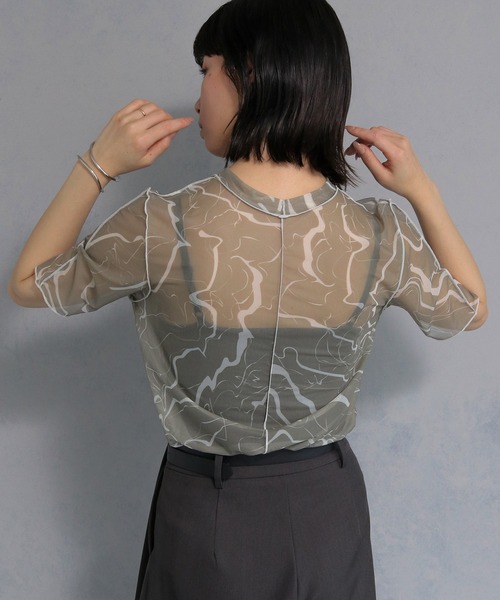 cheriella（シェリエラ）の「【cheriella】マーブルハイネックシアートップス半袖 新色追加 MARBLE HIGH-NECK SHEER SHORT TOPS NEW COLOR（Tシャツ/カットソー・レディース・チャコール/ブルー/ブラック/グレイッシュベージュ/ブルーグリーン/ワイン・M）」の4枚目の写真