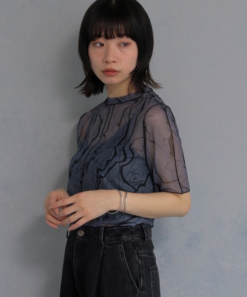 cheriella（シェリエラ）の「【cheriella】マーブルハイネックシアートップス半袖 新色追加 MARBLE HIGH-NECK SHEER SHORT TOPS NEW COLOR（Tシャツ/カットソー・レディース・チャコール/ブルー/ブラック/グレイッシュベージュ/ブルーグリーン/ワイン・M）」の3枚目の写真