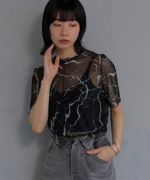 cheriella（シェリエラ）の「【cheriella】マーブルハイネックシアートップス半袖 新色追加 MARBLE HIGH-NECK SHEER SHORT TOPS NEW COLOR（Tシャツ/カットソー・レディース・チャコール/ブルー/ブラック/グレイッシュベージュ/ブルーグリーン/ワイン・M）」の2枚目の写真