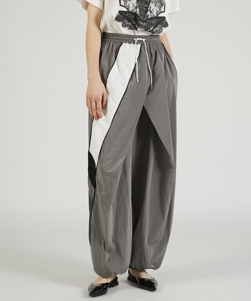 PRANK PROJECT（プランクプロジェクト）の「ディフォームトラックパンツ / Deform Track Pants（その他パンツ・レディース・グレー/ネイビー/イエロー・36/38）」の2枚目の写真