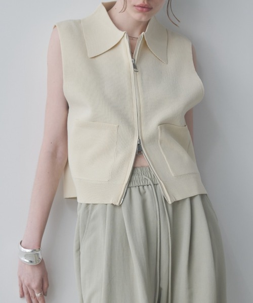 Aunt Marie's(アントマリーズ)の「ノースリーブジップポロベスト/トップス(ベスト・レディース・アイボリー/ブラウン/ブラック・FREE)」の7枚目の写真