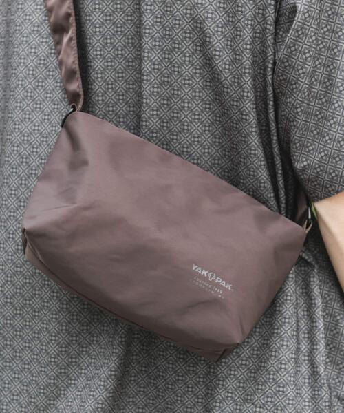 YAKPAK(ヤックパック)の「『別注』YAKPAK×DOORS SHOULDER BAG S(ショルダーバッグ・メンズ・ブラウン/ホワイト/ブラック/チャコールグレー・-)」の21枚目の写真
