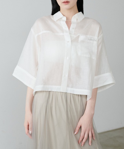 LARUTA（ラルータ）の「【LARUTA】シアー半袖刺繍ロゴシャツ（シャツ/ブラウス・レディース・ブラック/オフホワイト/ミント/ストライプ/キャメル・FREE）」の2枚目の写真