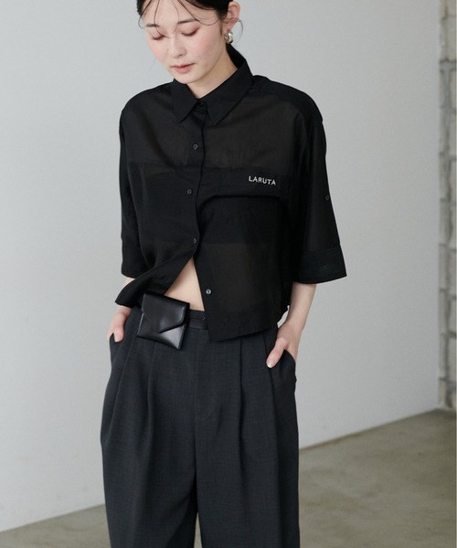 LARUTA（ラルータ）の「【LARUTA】シアー半袖刺繍ロゴシャツ（シャツ/ブラウス・レディース・ブラック/オフホワイト/ミント/ストライプ/キャメル・FREE）」の3枚目の写真