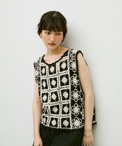 Lutim by u（ルチバイユー）の「Crochet daisy vest / クロシェ編みデイジーベスト（ベスト・レディース・ナチュラル/ブラック・FREE）」の2枚目の写真