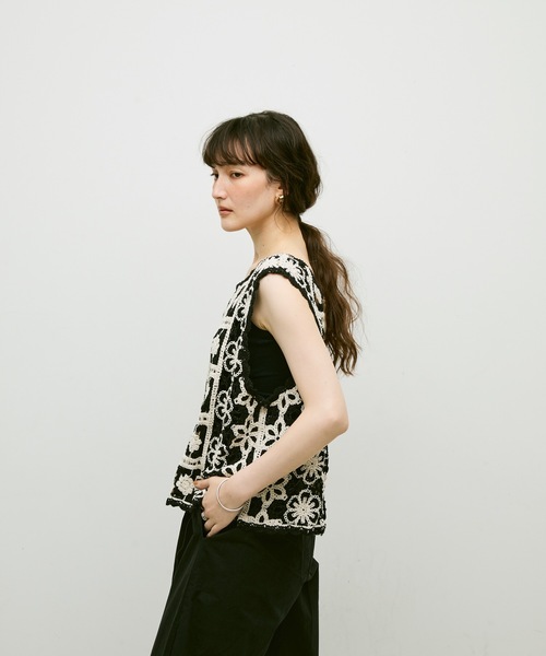 Lutim by u（ルチバイユー）の「Crochet daisy vest / クロシェ編みデイジーベスト（ベスト・レディース・ナチュラル/ブラック・FREE）」の4枚目の写真