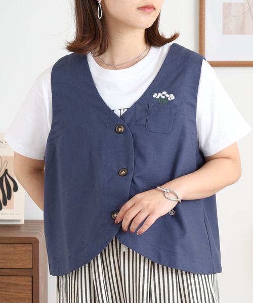 Quelle Chance(ケルシャンス)の「ワンポイント刺繍ベスト(ベスト・レディース・ベージュ/ネイビー/モカ・M/L)」の3枚目の写真