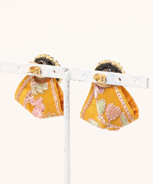 tone(トーン)の「【Lily accessory】インド刺繡ピアス(MA)(ピアス(両耳用)・レディース・イエロー・FREE)」の2枚目の写真