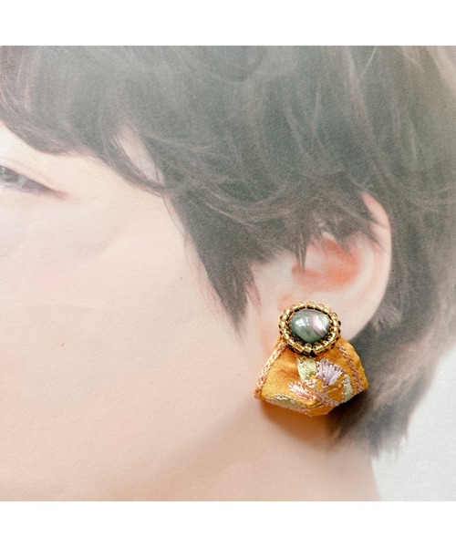 tone(トーン)の「【Lily accessory】インド刺繡ピアス(MA)(ピアス(両耳用)・レディース・イエロー・FREE)」の4枚目の写真