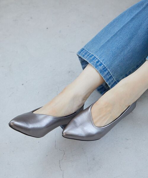 le.coeur blanc（ルクールブラン）の「《WEB限定アイテム》アシンメトリーカットパンプス（パンプス・レディース・シルバー/ダークブラウン/ブラック・36/37/38/39）」の7枚目の写真