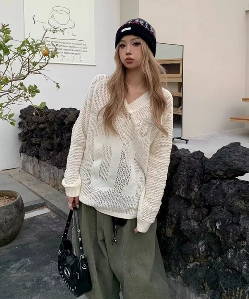 lilful(リルフル)の「韓国風 オーバーサイズ ナンバリング Vネックメッシュトップス(ニット/セーター・レディース・アイボリー/ブラック・F)」の1枚目の写真