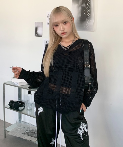 lilful(リルフル)の「韓国風 オーバーサイズ ナンバリング Vネックメッシュトップス(ニット/セーター・レディース・アイボリー/ブラック・F)」の12枚目の写真