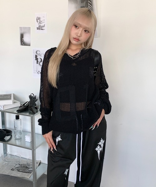 lilful(リルフル)の「韓国風 オーバーサイズ ナンバリング Vネックメッシュトップス(ニット/セーター・レディース・アイボリー/ブラック・F)」の11枚目の写真