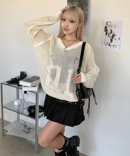 lilful(リルフル)の「韓国風 オーバーサイズ ナンバリング Vネックメッシュトップス(ニット/セーター・レディース・アイボリー/ブラック・F)」の19枚目の写真