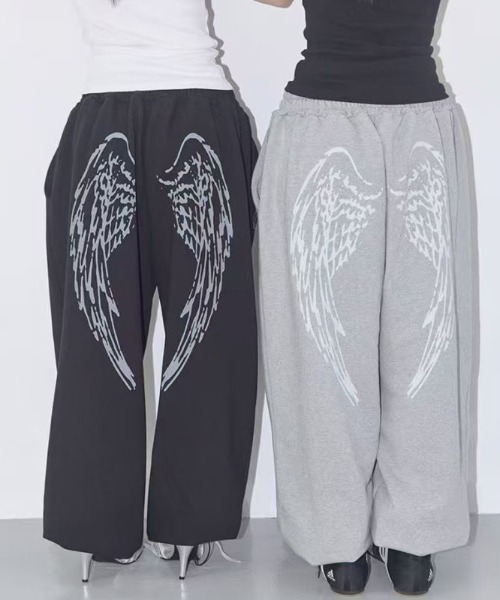 ViViDAY（ビビデー）の「天使の翼　バックプリントスウェットパンツ（スウェットパンツ・レディース・グレー/ブラック・M）」の2枚目の写真