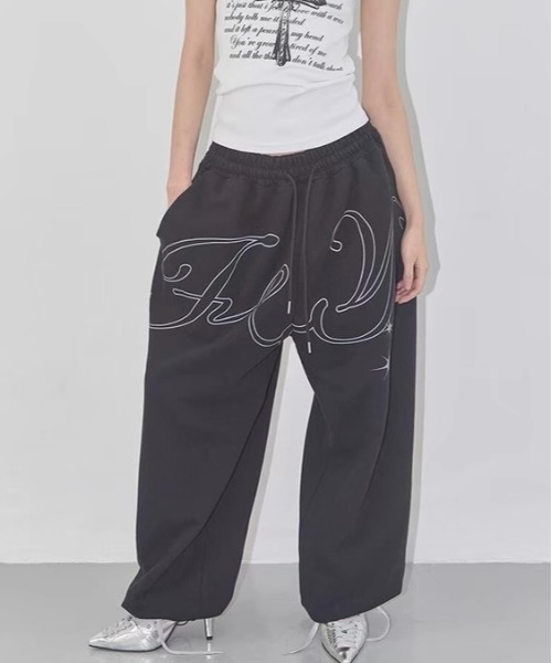 ViViDAY（ビビデー）の「天使の翼　バックプリントスウェットパンツ（スウェットパンツ・レディース・グレー/ブラック・M）」の3枚目の写真