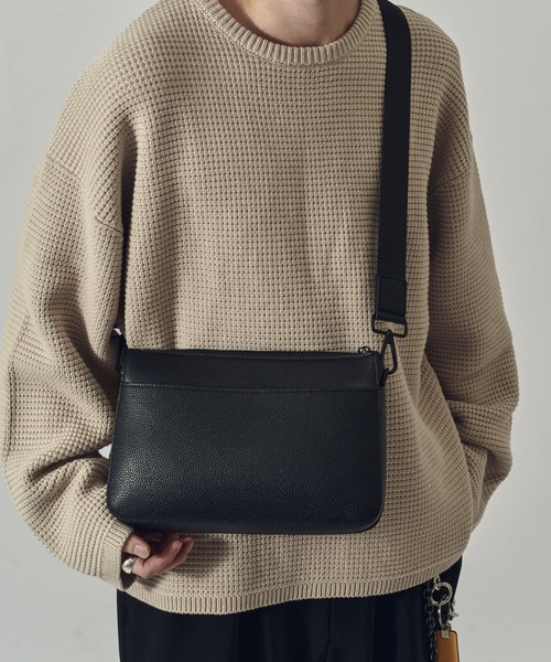 Lui's（ルイス）の「マルチWAYスプリットレザーショルダーバッグ/本革（ショルダーバッグ・メンズ・ブラック・FREE）」の2枚目の写真