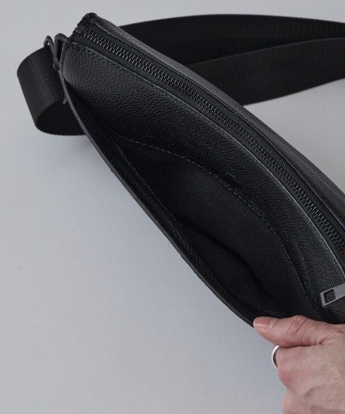 Lui's（ルイス）の「マルチWAYスプリットレザーショルダーバッグ/本革（ショルダーバッグ・メンズ・ブラック・FREE）」の8枚目の写真