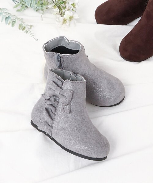 apres les cours(アプレレクール)の「フリルリボンブーツ(ブーツ・キッズ・ブラウン/グレー・14/15 /16/17/18/19)」の2枚目の写真