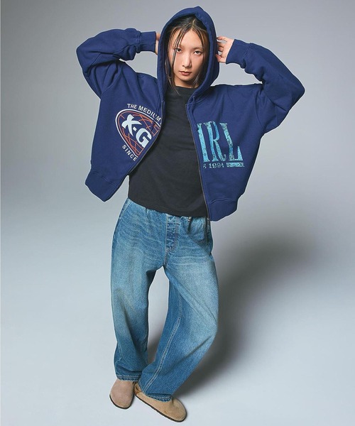 X-girl（エックスガール）の「PANELED GRAPHIC ZIP UP SWEAT HOODIE